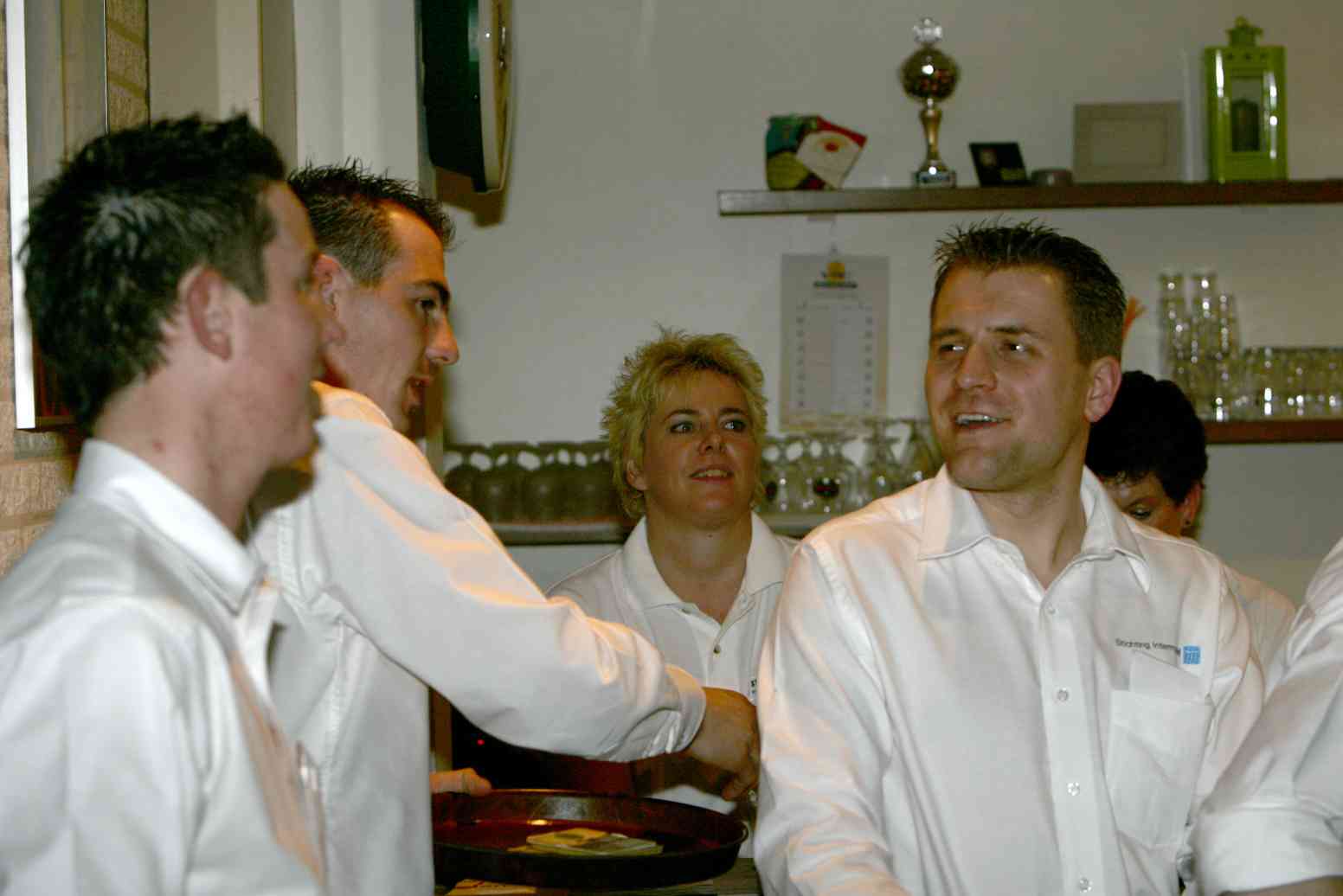 De jongens van zaalvoetbalclub de Heiputters verzorgden de op en afbouw en de catering